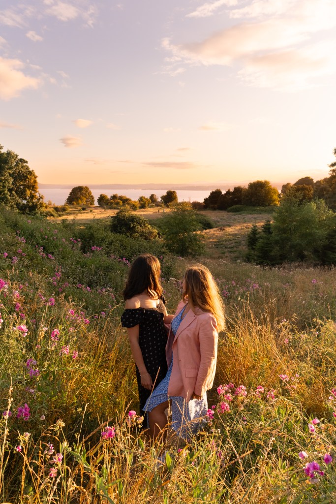 Golden hour photography session in Seattle with wildflowers
