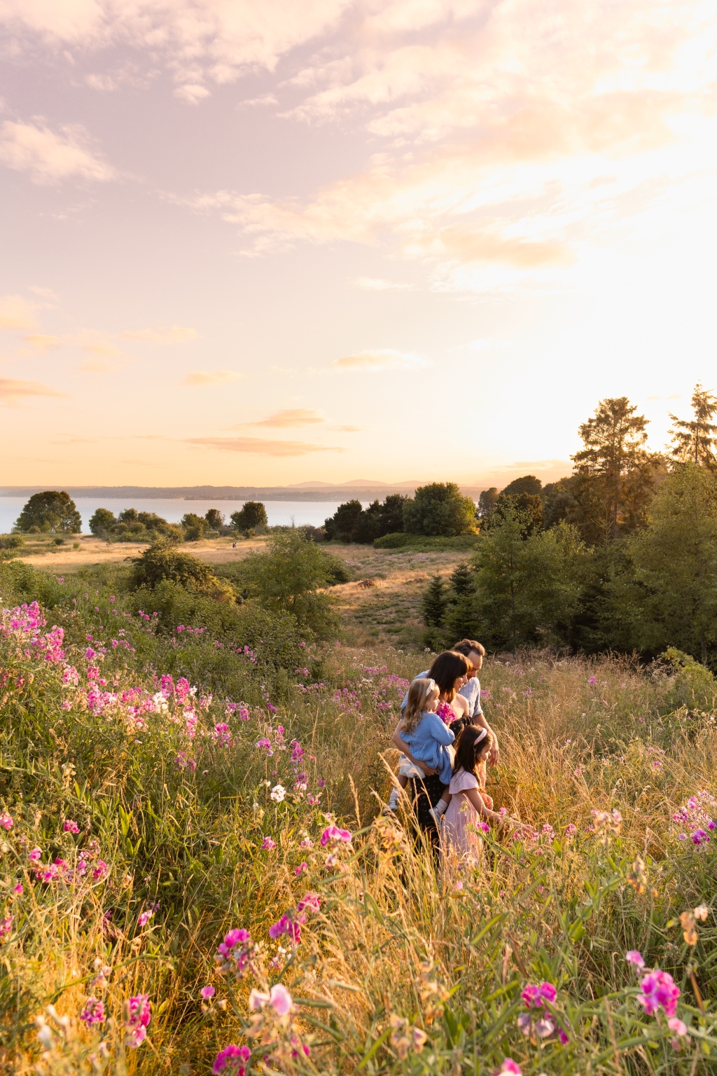 Morning sessions VS. Golden Hour – when is the best time to take family photos in Seattle?